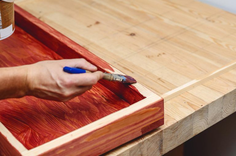 Les secrets pour peindre un meuble en bois et obtenir un fini digne d’un artisan