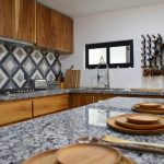 Plan de travail cuisine en marbre : avantages, entretien et tendances