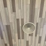 Papier peint pour plafond : comment choisir et poser ce revêtement tendance