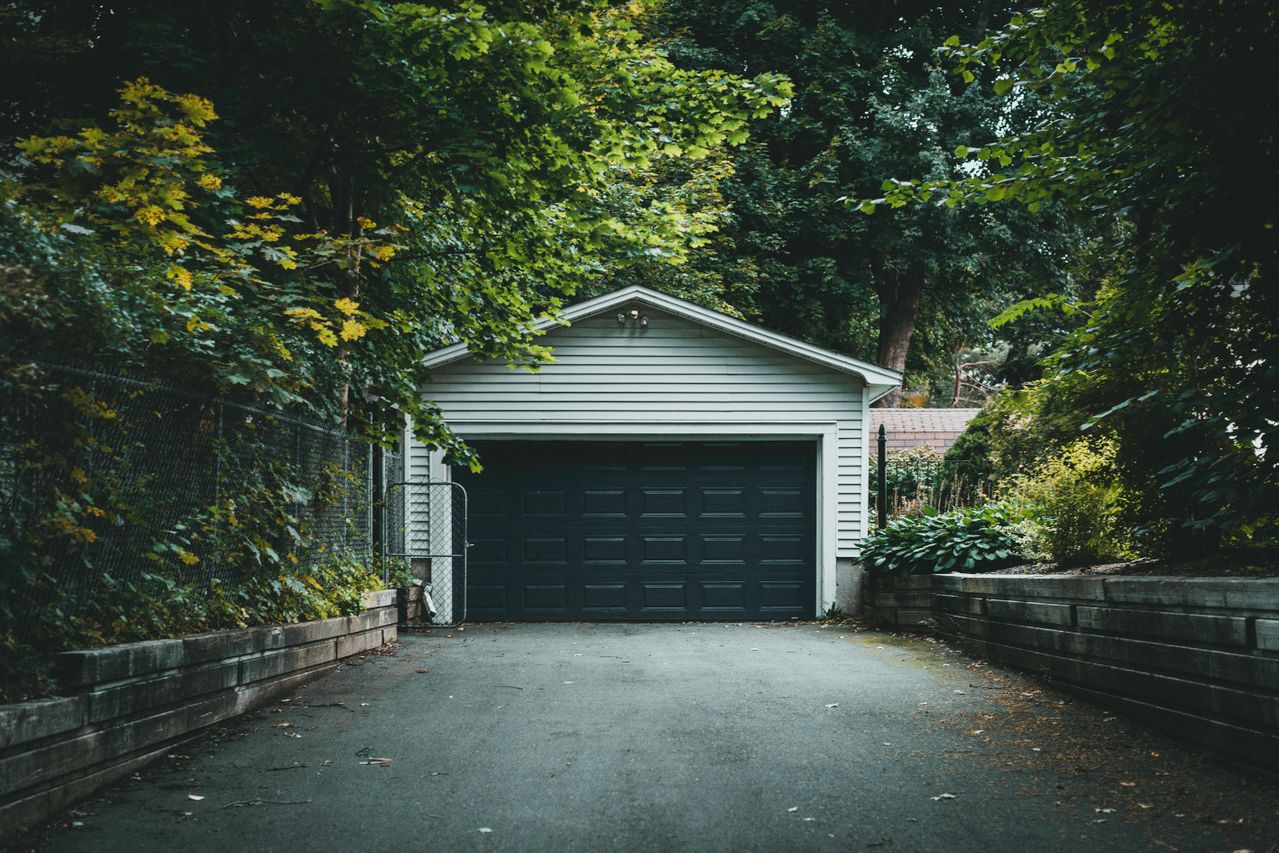 Guide pour isoler votre porte de garage et réduire vos dépenses énergétiques