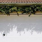 Guide pratique pour isoler votre porte de garage et réduire vos dépenses énergétiques