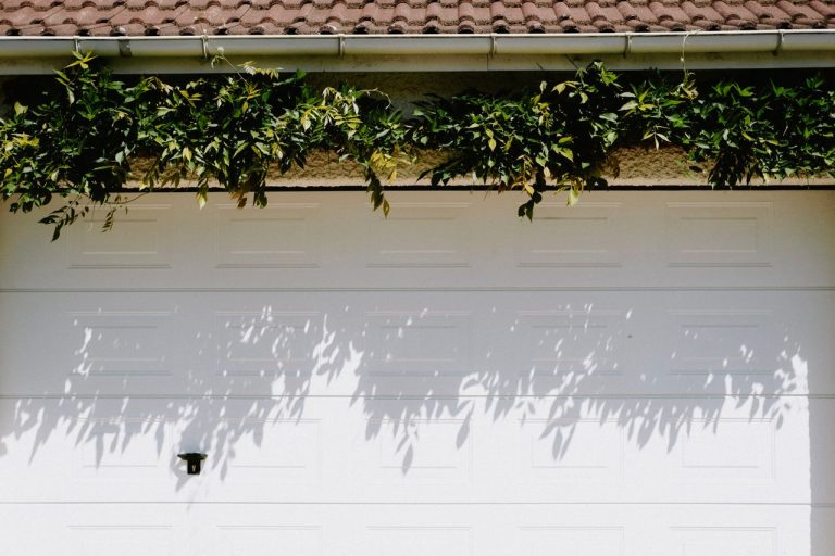 Guide pratique pour isoler votre porte de garage et réduire vos dépenses énergétiques