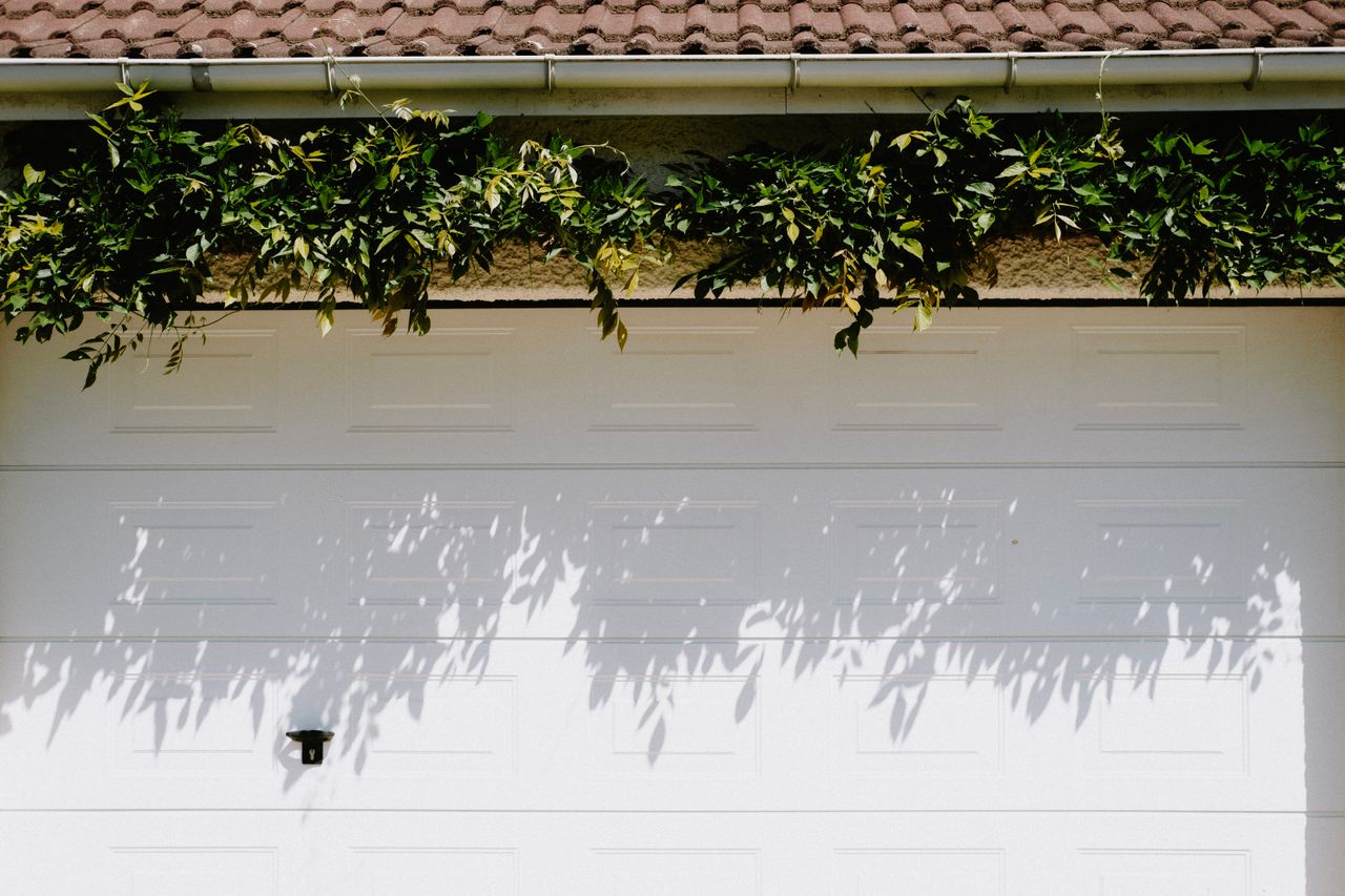 Guide pratique pour isoler votre porte de garage et réduire vos dépenses énergétiques